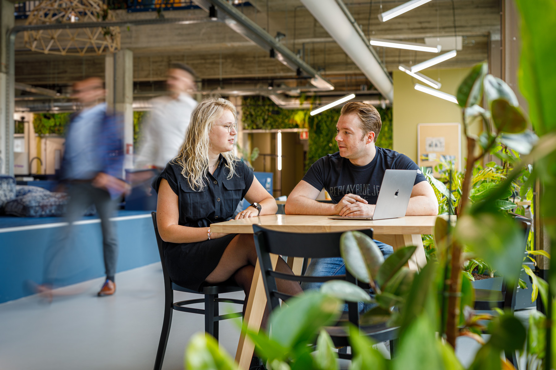2 Twinsense collega's in overleg